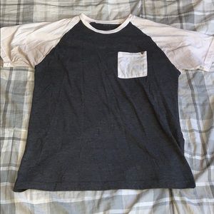 Men’s gray and white guess t shirt